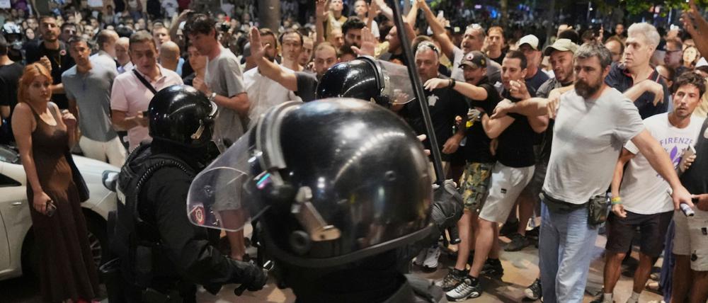 Serbische Gendarmeriebeamte trennen Demonstranten von gegnerischen Lagern während einer Anti-Regierungs-Demonstration.