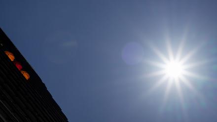 Die Sonne scheint auf Berlin und Brandenburg und bringt hohe Temperaturen mit sich. (Symbolbild)
