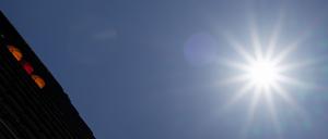 Die Sonne scheint auf Berlin und Brandenburg und bringt hohe Temperaturen mit sich. (Symbolbild)