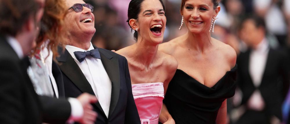 Die Darsteller Bruno Levy (l-r), Suzanne Lindon und Cecile de France bei der Premiere in Cannes im Mai 2025.