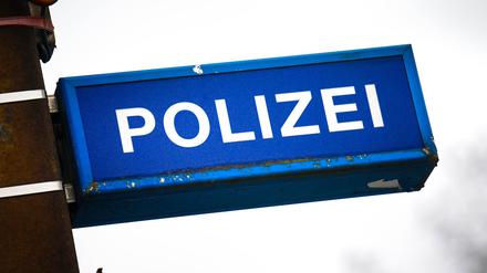 Ein Schild weist auf eine Polizeistelle hin.
