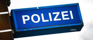 Ein Schild weist auf eine Polizeistelle hin.