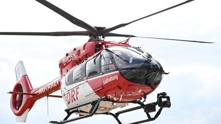 Die Schwerverletzte wird mit einem Hubschrauber in eine Klinik gebracht. (Symbolbild)