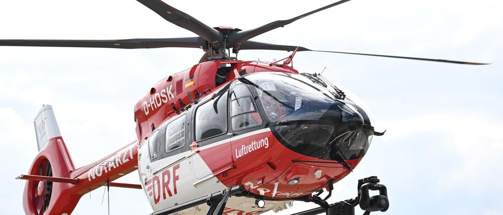 Die Schwerverletzte wird mit einem Hubschrauber in eine Klinik gebracht. (Symbolbild)