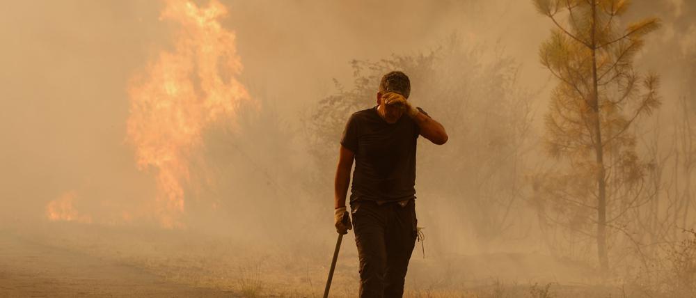 Das extrem heiße Wetter, die zusätzliche Gluthitze der Brände und der viele Rauch bringt die Brandbekämpfer an den Rand ihrer Kräfte.