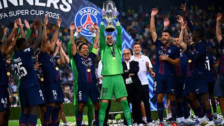 Lucas Chevalier von Paris Saint-Germain mit der Supercup-Trophäe.