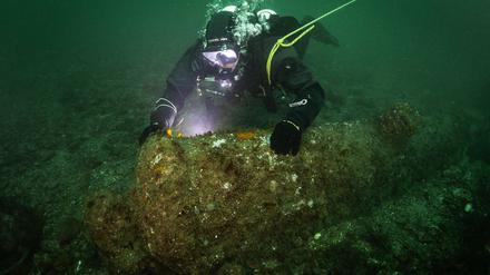 Forschungstaucher haben vor Helgoland historische britische Kanonen gefunden.
