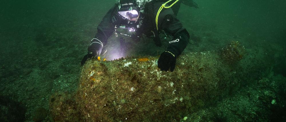 Forschungstaucher haben vor Helgoland historische britische Kanonen gefunden.
