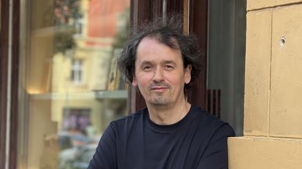 Werner Fernengel vor seinem Antiquariat mutabor im Winsviertel. Was er besonders mag an seinem Beruf, sind die Gespräche, die sich mit den Kunden im Laden ergeben.
