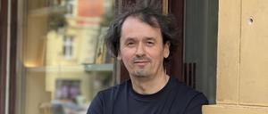 Werner Fernengel vor seinem Antiquariat mutabor im Winsviertel. Was er besonders mag an seinem Beruf, sind die Gespräche, die sich mit den Kunden im Laden ergeben.