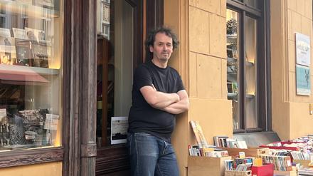 Werner Fernengel vor seinem Antiquariat mutabor im Winsviertel. Was er besonders mag an seinem Beruf, sind die Gespräche, die sich mit den Kunden im Laden ergeben.
