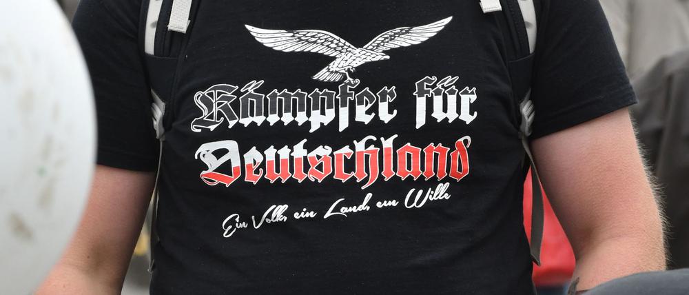 Im ersten Halbjahr registrierte die Polizei mehr Straftaten von Rechtsradikalen (Symbolbild). 