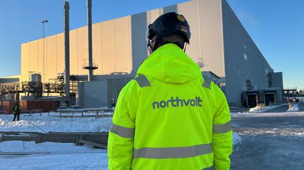 So soll es auch einmal in Schleswig-Holstein aussehen: Ein Northvolt-Mitarbeiter steht vor der Batteriefabrik in Skelleftea in Schweden.