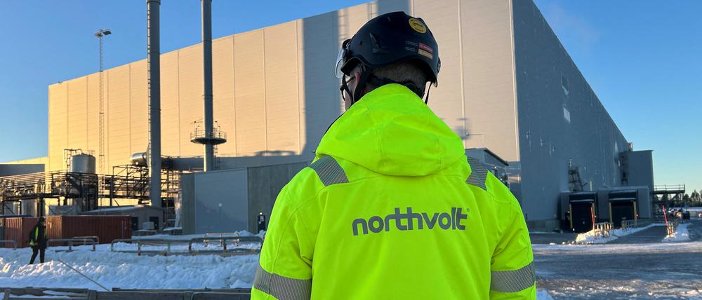 So soll es auch einmal in Schleswig-Holstein aussehen: Ein Northvolt-Mitarbeiter steht vor der Batteriefabrik in Skelleftea in Schweden.