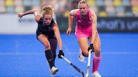 Irlands Niamh Carey (links) im Zweikampf gegen Lilly Stoffelsma.