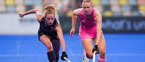 Irlands Niamh Carey (links) im Zweikampf gegen Lilly Stoffelsma.