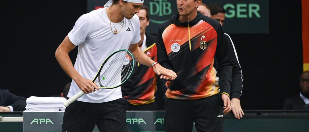 Alexander Zverev (l) fehlt Teamchef Michael Kohlmann bei der Davis-Cup-Quali gegen Japan