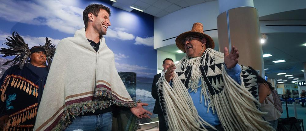Thomas Müller wird in der Decke des Musqueam-Stamms in Vancouver begrüßt.