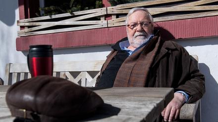 Schauspieler Wolfgang Hepp sitzt bei den Dreharbeiten für die 1000. „Fallers“-Folge am Set. 299 Episoden später wird er ein letztes Mal zu sehen sein. (Archivbild)