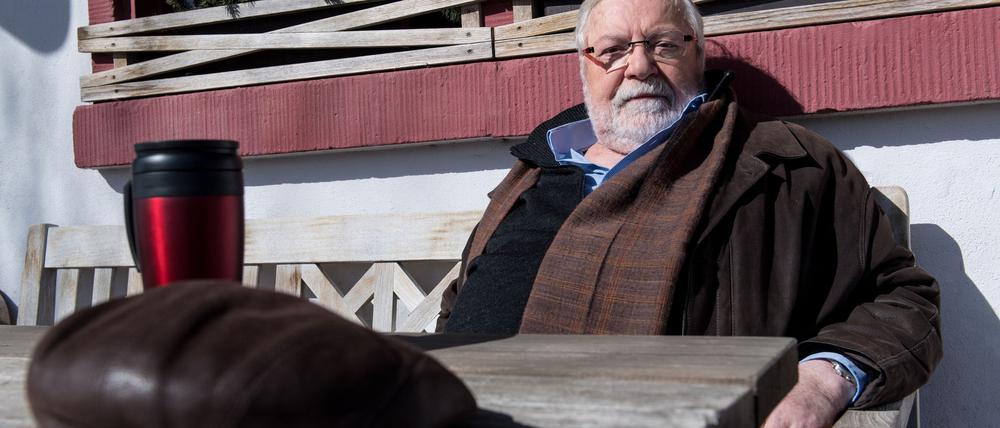 Schauspieler Wolfgang Hepp sitzt bei den Dreharbeiten für die 1000. „Fallers“-Folge am Set. 299 Episoden später wird er ein letztes Mal zu sehen sein. (Archivbild)