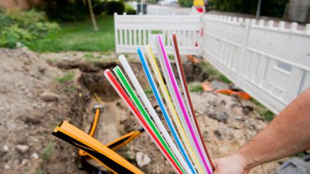 Leerrohre für Glasfaserleitungen für schnelles Internet werden verlegt.