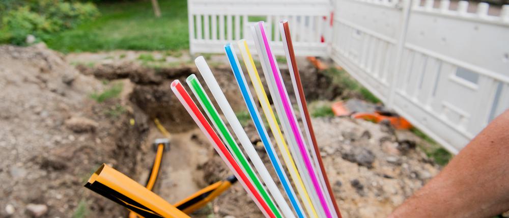 Leerrohre für Glasfaserleitungen für schnelles Internet werden verlegt.