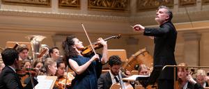 Das norwegische Jugendorchester Ungdomssymfonikerne mit Geigerin Liza Fertschmann und Johannes Gustavsson am Pult im Berliner Konzerthaus.