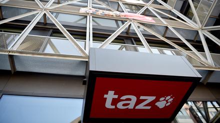 Das Logo der Tageszeitung „taz“ ist am Eingang des Redaktionsgebäudes in Berlin-Mitte zu sehen. (Symbolbild)