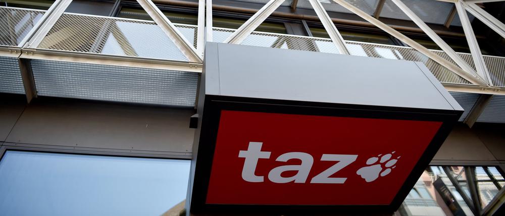 Das Logo der Tageszeitung „taz“ ist am Eingang des Redaktionsgebäudes in Berlin-Mitte zu sehen. (Symbolbild)