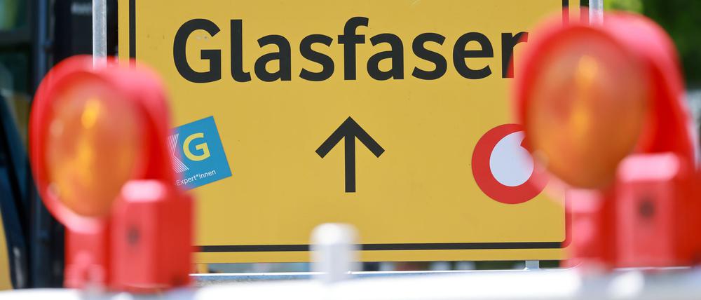 Hier wird Glasfaser verlegt, wie an einem Schild in Erfurt zu erkennen ist.