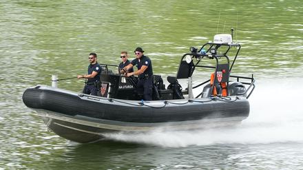Polizisten steuern ein Boot der CRS (Compagnies Républicaines de Sécurité). Unweit von Paris sind in der Seine vier Leichen gefunden worden. (Archiv)