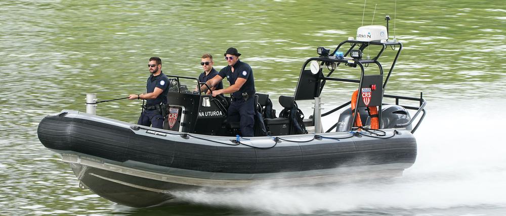 Polizisten steuern ein Boot der CRS (Compagnies Républicaines de Sécurité). Unweit von Paris sind in der Seine vier Leichen gefunden worden. (Archiv)