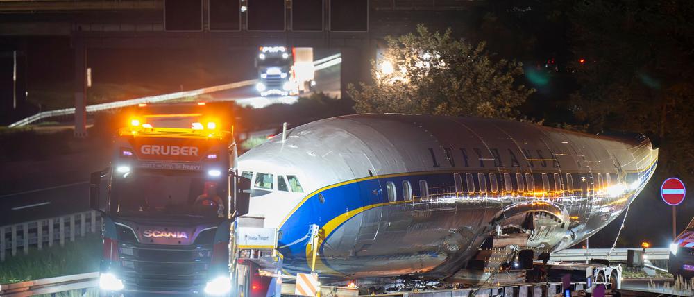 Per Schwertransport kommt das historische Flugzeug nach Frankfurt.