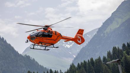 Der Rettungshubschrauber Christoph 17 ist in den Allgäuer Alpen in Bayern im Einsatz.