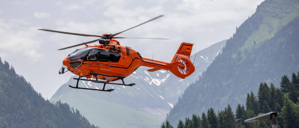 Der Rettungshubschrauber Christoph 17 ist in den Allgäuer Alpen in Bayern im Einsatz.