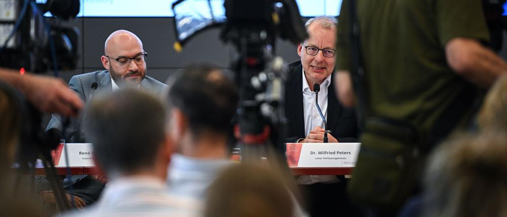 Innenminister René Wilke (parteilos, l.) und Verfassungsschutzchef Wilfried Peters.  