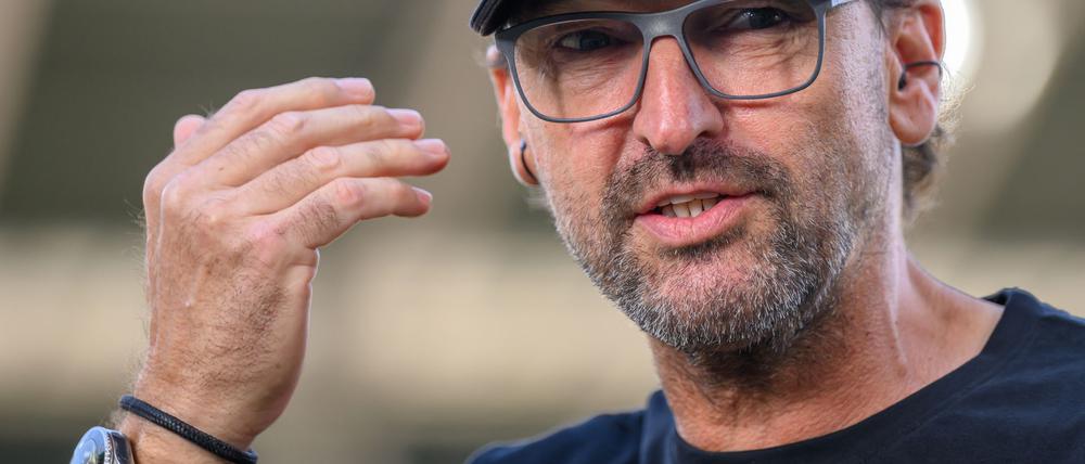 Energie-Trainer Wollitz sieht sein Team im Pokal in der Außenseiterrolle.