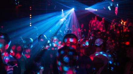 Menschen feiern in Berlin im Club. (Symbolbild)