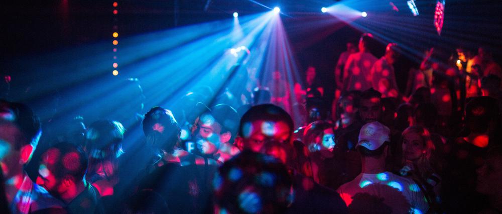 Menschen feiern in Berlin im Club. (Symbolbild)