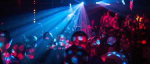 Menschen feiern in Berlin im Club. (Symbolbild)