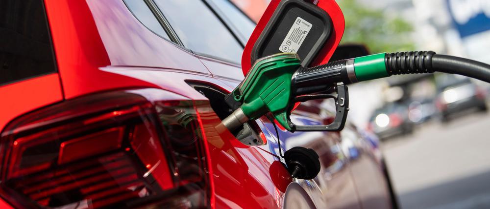 Tanken in Berlin und Brandenburg ist derzeit so teuer wie in keinem anderen Bundesland. (Archivbild)