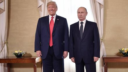 Helsinki, Finnland, 16. Juli 2018: US-Präsident Donald Trump und Russlands Präsident Wladimir Putin posieren für ein Foto während eines Treffens im Präsidentenpalast.