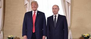 Helsinki, Finnland, 16. Juli 2018: US-Präsident Donald Trump und Russlands Präsident Wladimir Putin posieren für ein Foto während eines Treffens im Präsidentenpalast.