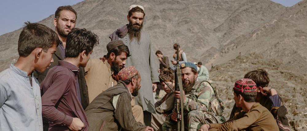 Afghanische Flüchtlinge müssen Pakistan verlassen und in ihr Heimatland zurückkehren. Hier einige von ihnen 2023 im Gespräch mit Grenzposten der Taliban.