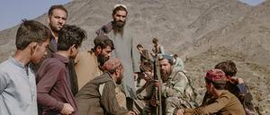 Afghanische Flüchtlinge müssen Pakistan verlassen und in ihr Heimatland zurückkehren. Hier einige von ihnen 2023 im Gespräch mit Grenzposten der Taliban.