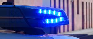 Ein Polizeifahrzeug fährt mit Blaulicht durch die Innenstadt.