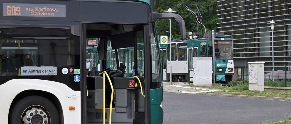 Bus und Tram in Potsdam.