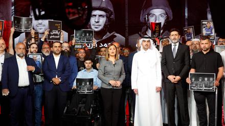 Gedenken für den Kollegen Anas al-Sharif im Studio in Doha: Insgesamt acht Korrespondenten und Techniker al-Dschasiras hat Israel in Gaza seit Oktober 2023 getötet.