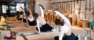 Reformer Pilates wird immer beliebter, nicht nur bei Frauen.