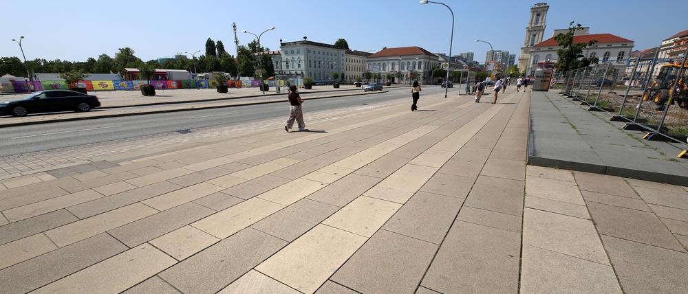 Der Bereich zwischen Filmmuseum und Lustgarten in Potsdam entwickelt sich bei Sommersonne zur Hitzefalle.